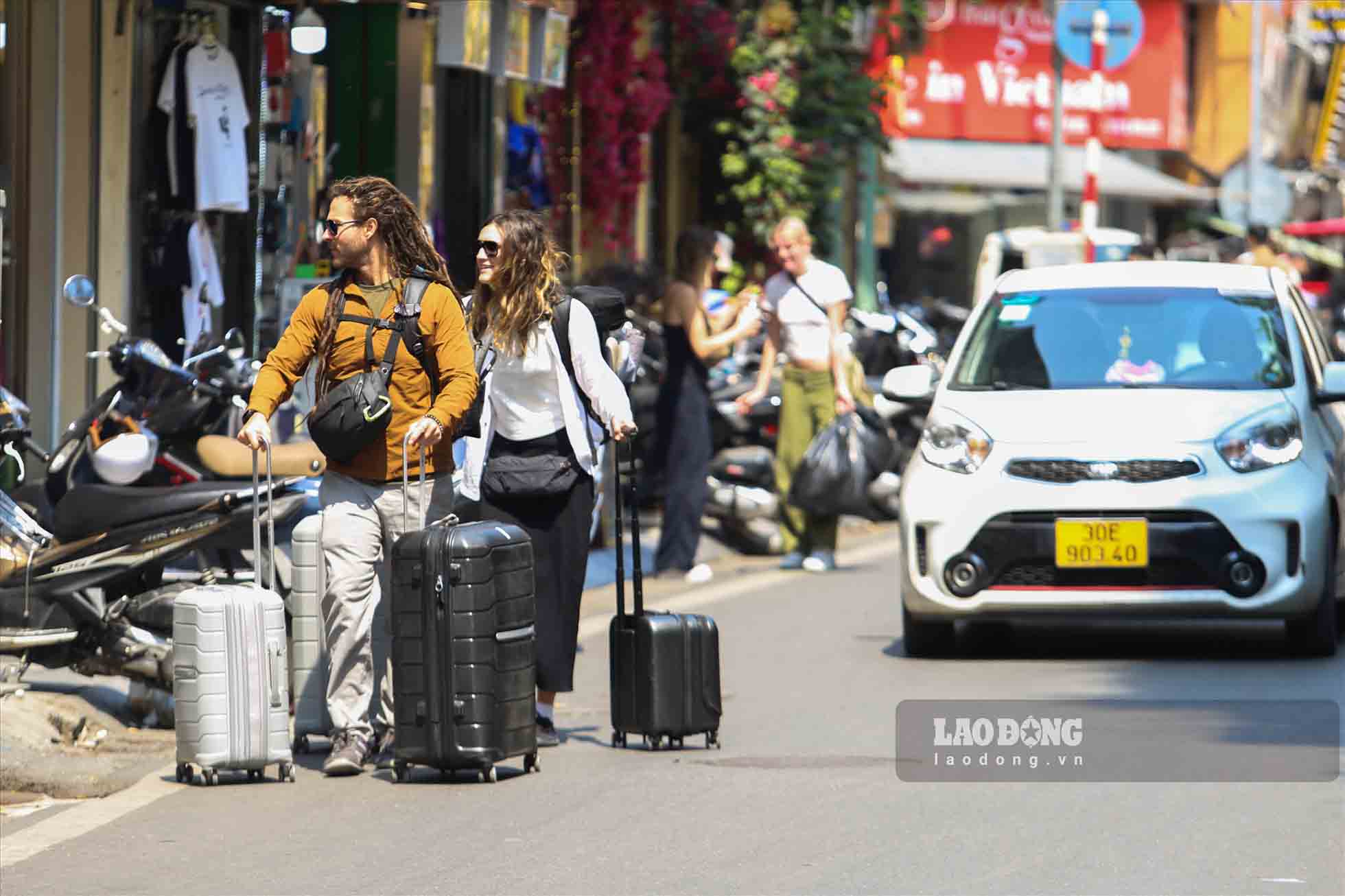 From the beginning of March, Hanoi will prohibit cars over 16 seats during peak hours in the old town and Ho Guom. Photo: century