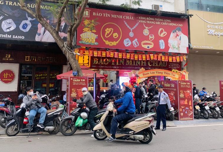 Sang 14.2, nhieu nguoi den cua hang vang bac da quy tai Ha Noi de mua vang nhan. Anh: Phuong Anh