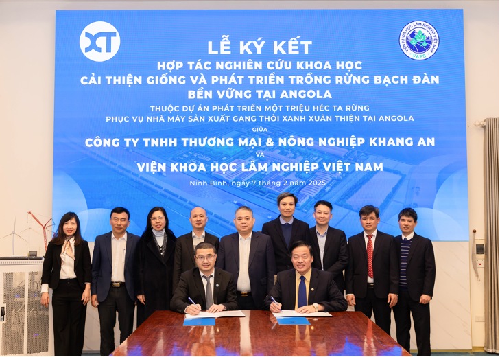 The signing ceremony of cooperation between Khang An Trading & Agriculture Co., Ltd. and the Vietnam Institute of Forestry Science took place in Ninh Binh on July 7, 2025. Photo: XT