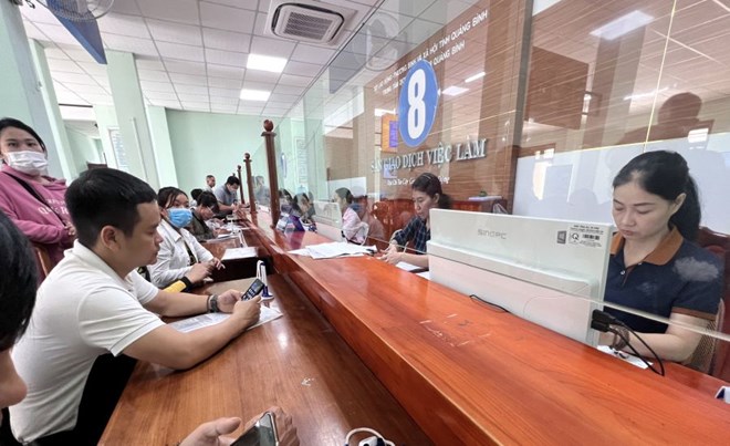 Quang Binh Employment Service Center welcomes many workers to consult and resolve job search procedures. Photo: Cong Sang