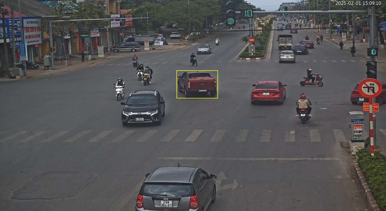 The car turns left in the place where there is a sign sign with a prohibited contents of turn to the type of vehicle being controlled at Xuong Giang - Vuong Van Tra - Quang Trung, Bac Giang city. Photo: Police of Bac Giang province