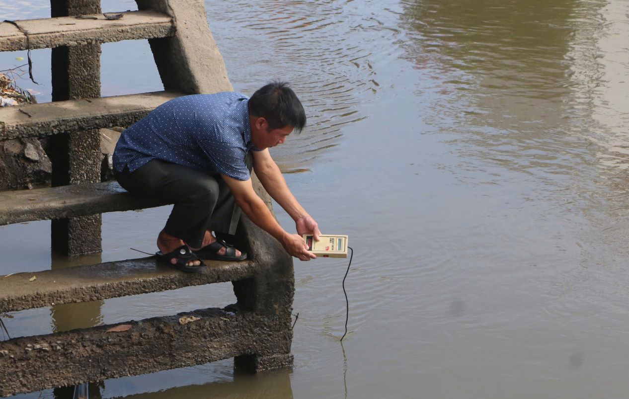 Ngành chức năng thường xuyên theo dõi độ mặn để chủ động phòng chống. Ảnh: Phương Anh