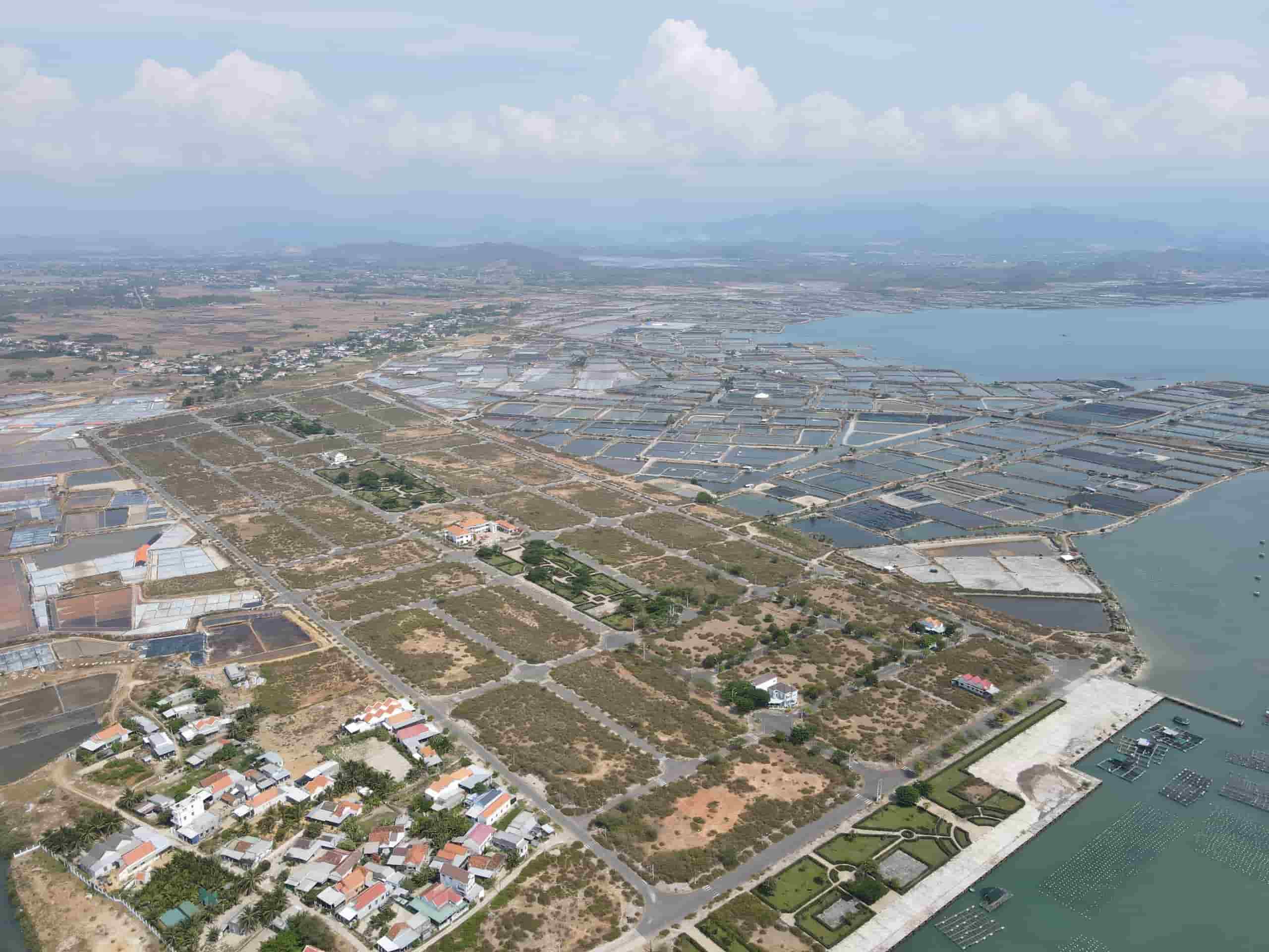 Xom Quan resettlement area in Khanh Hoa does not have many people living there because of lack of synchronization. Photo: Huu Long
