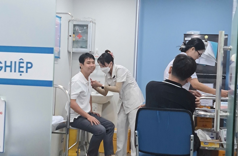 Da Nang people actively prevent seasonal flu. Photo: Nguyen Linh