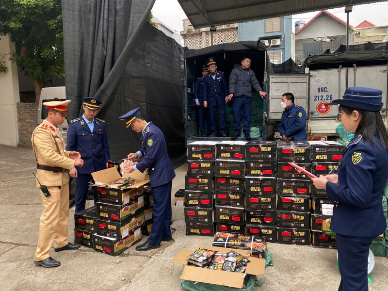 Lô xúc xích nhập lậu bị cơ quan chức năng bắt giữ. Ảnh: Hoàng Thơ