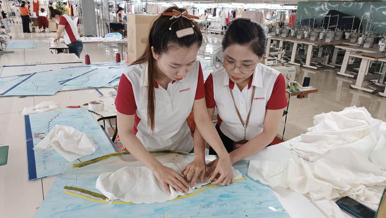 Ms. Tran Thi Thanh Chung - a member of An Hung Joint Stock Company (Phu Yen) instructs garment workers on how to work with higher productivity. Photo: Do ​​Tuan