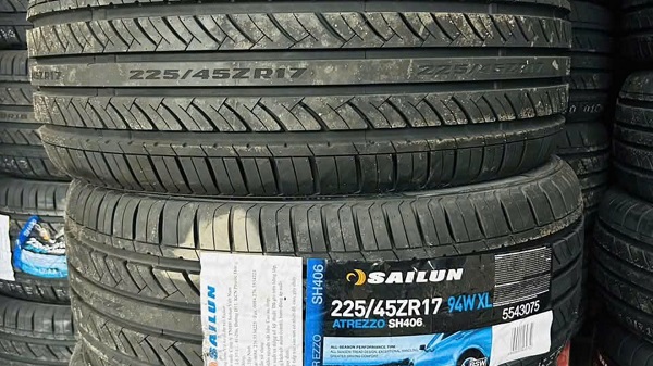 Lốp ôtô bị phồng nứt sẽ không được đăng kiểm. Ảnh: Minh Hạnh 