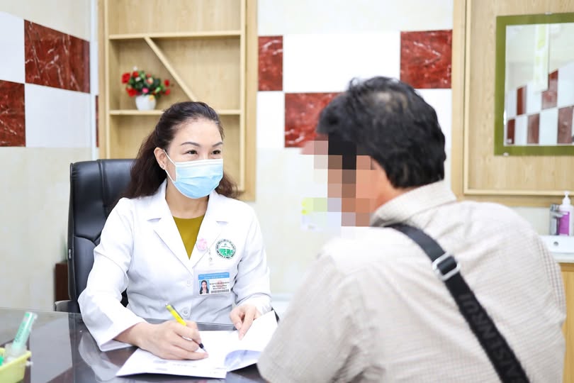 Doctors advise patients. Photo: BVCC