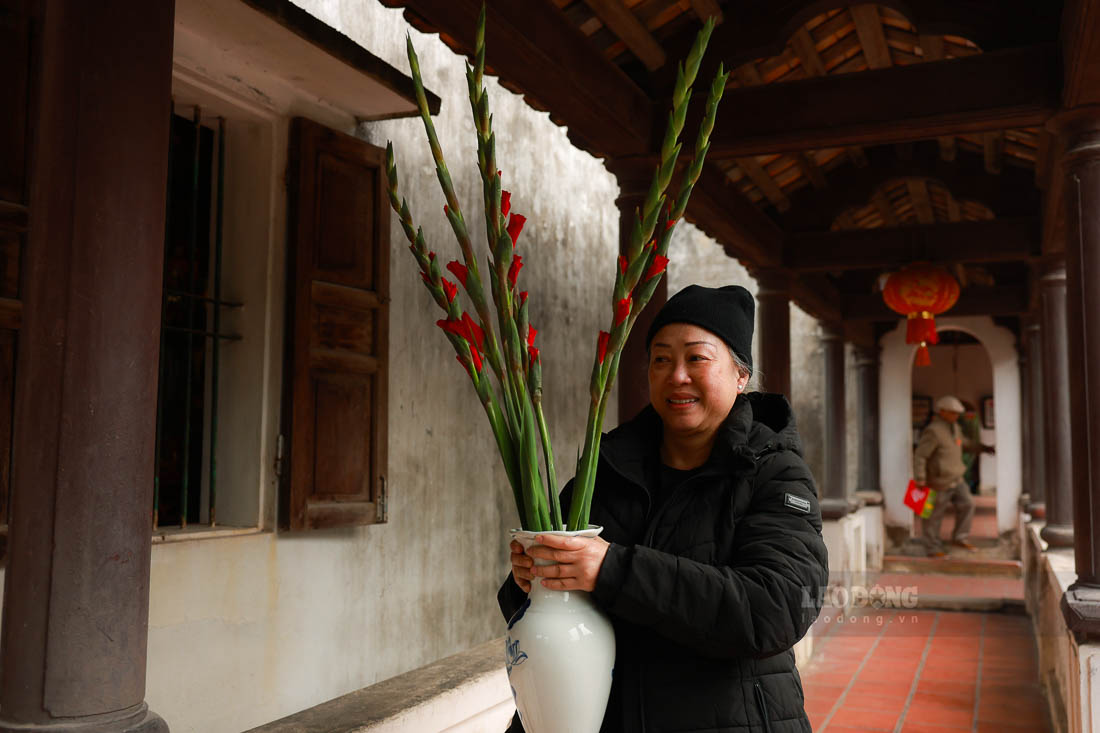  “Toi cung gia dinh song o TP. Ho Chi Minh va cong tac tai Ha Noi. Ngay tu lan dau tien den van canh chua Ba Danh, toi da rat thich khung canh tinh mich noi day. Moi khi ra Bac, toi deu co gang thu xep thoi gian ve Ha Nam van canh chua. Day da la lan thu 10 toi cung nguoi than tro lai noi nay” - chi Trang chia se.