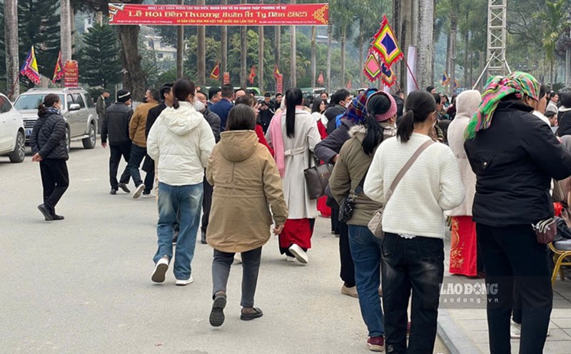 Lao Cai Temple Festival 2025 attracts a large number of people and tourists to attend. Photo: Dinh Dai