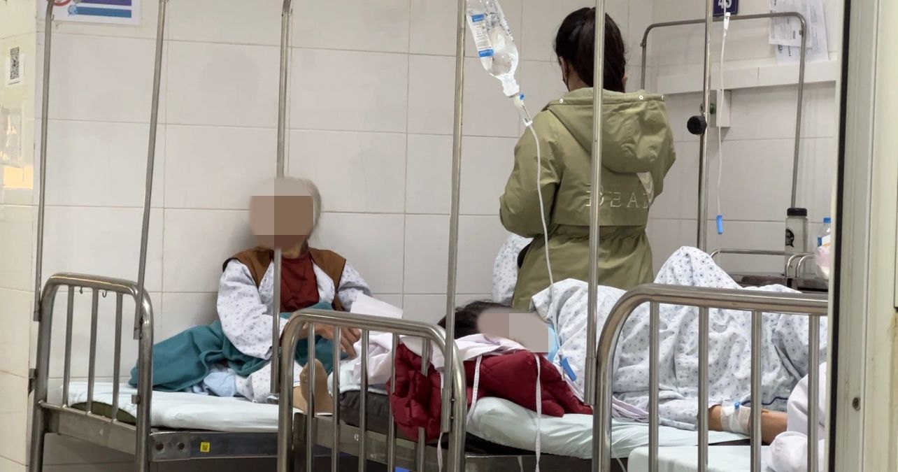 The hospital in Hanoi receives hundreds of influenza cases. Photo: Anh Tuan