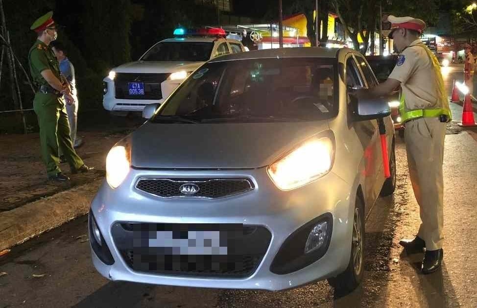 Traffic police and police forces in Dak Lak province have sanctioned many cases of traffic violations under Decree 168. Photo: Bao Trung