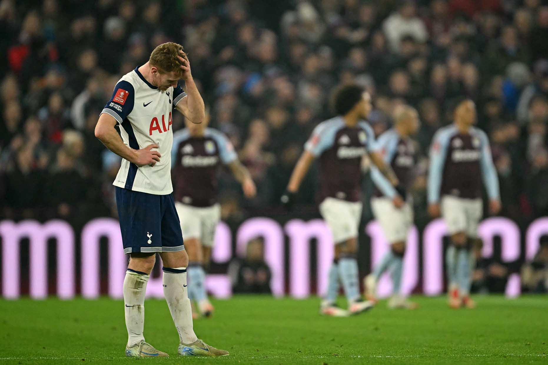 Tottenham dropped the radio from the FA Cup and League Cup in just 1 week. Photo: AFP