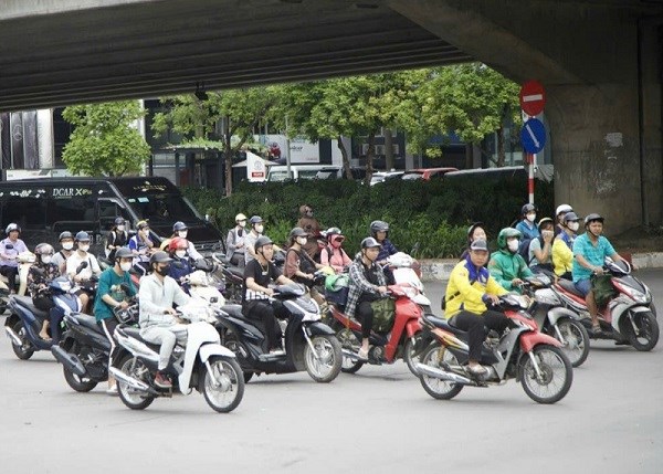 Motorcycle emission inspection procedures are a matter of concern to many people. Photo: Xuyen Dong