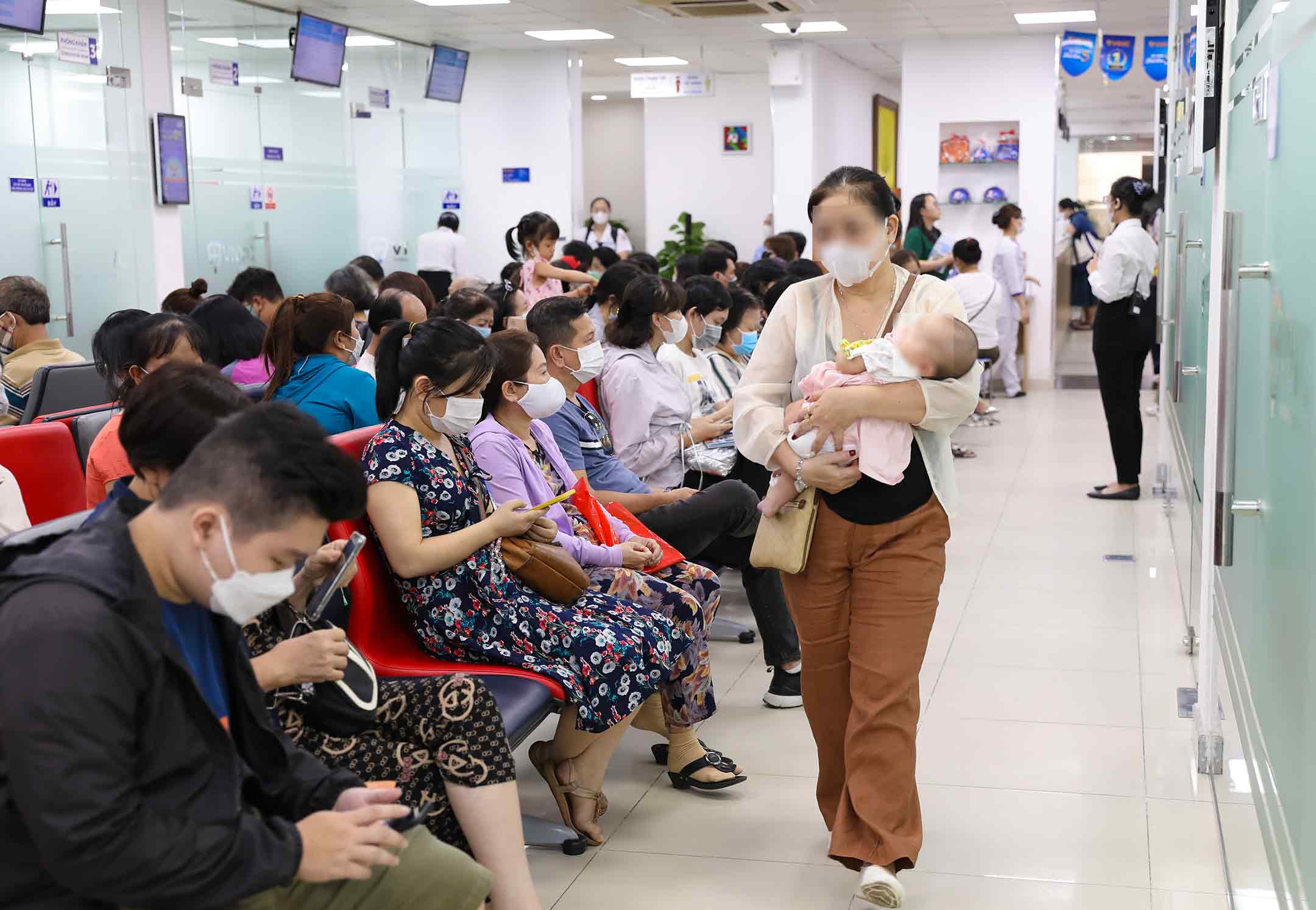 People rushed to vaccinate the flu. Photo: Ngoc Anh
