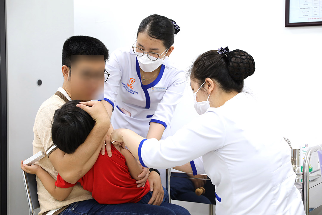 Nhieu tre em duoc gia dinh dua di tiem vaccine phong cum. Anh: Ngoc Anh