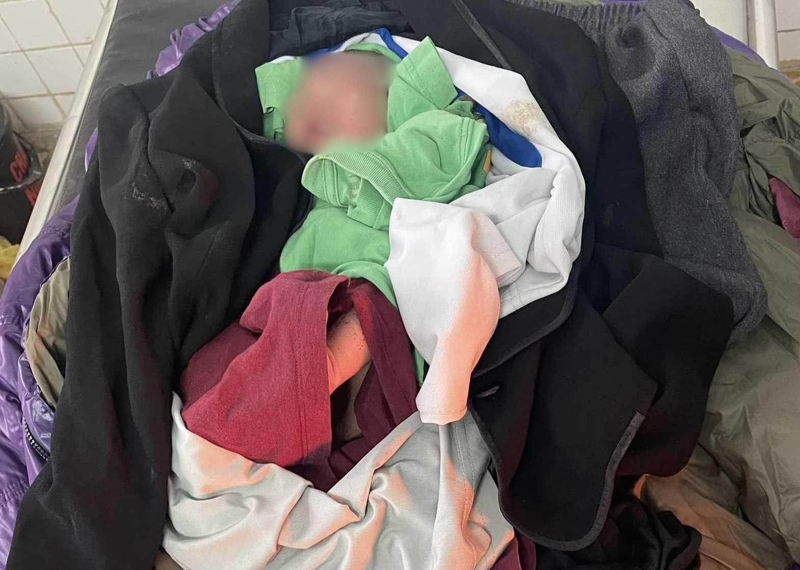 People have just discovered a child abandoned in the dike guard of Kinh Thay river, in Hai Duong province. Photo: Tuan Viet Commune Police