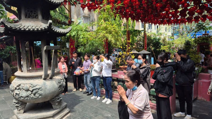 People offer incense at Phuoc Hai pagoda. Photo: Nguyen Chan