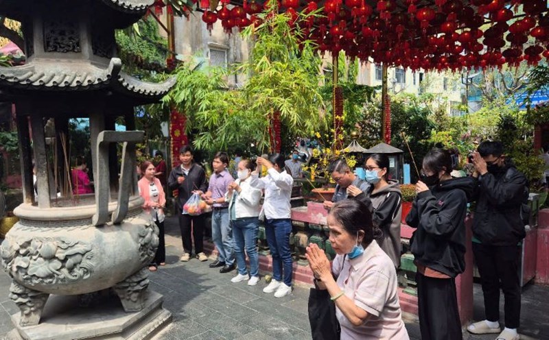 People offer incense at Phuoc Hai pagoda. Photo: Nguyen Chan