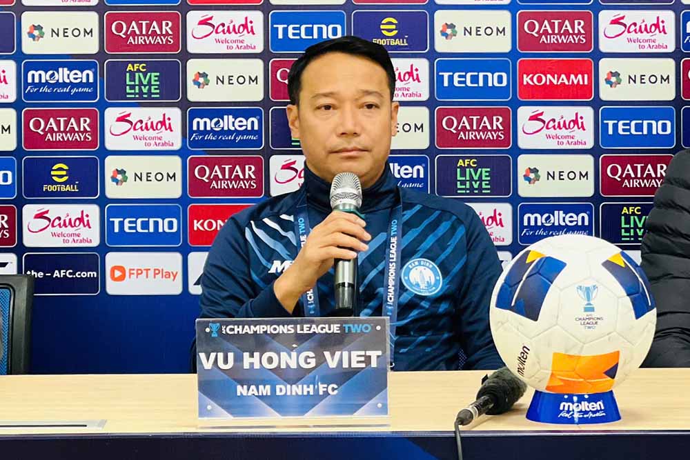 Coach Vu Hong Viet of Nam Dinh Green Steel attended the press conference on 11.2. Photo: Nam Dinh Club