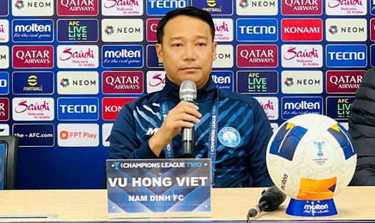 Huấn luyện viên Vũ Hồng Việt của Thép Xanh Nam Định tham dự họp báo trưa ngày 11.2. Ảnh: CLB Nam Định