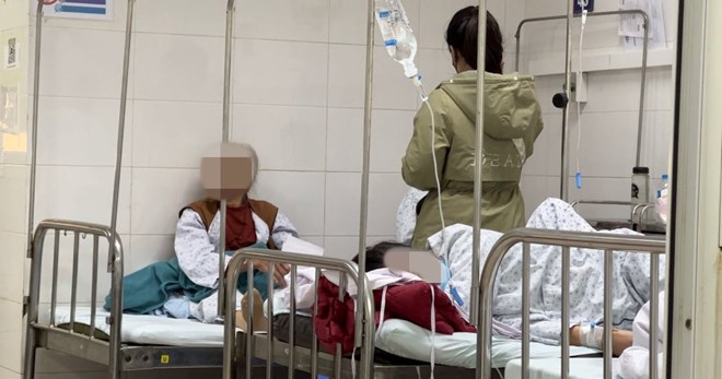 Hospital in Hanoi receives hundreds of flu cases. Photo: Anh Tuan