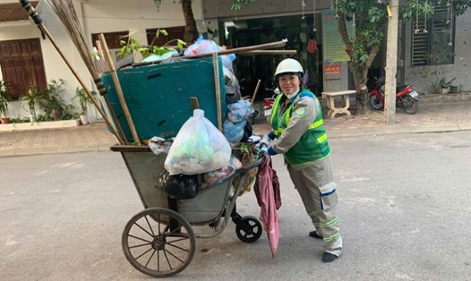 Công nhân vệ sinh môi trường Đỗ Thị Hiền luôn nỗ lực để hoàn thành tốt công việc được giao, giữ gìn đường phố luôn xanh, sạch, đẹp. Ảnh: NVCC
