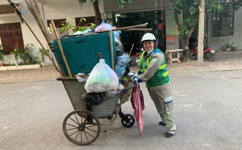 Environmental sanitation worker Do Thi Hien always strives to complete her assigned work well, keeping the streets green, clean and beautiful. Photo: Interviewee