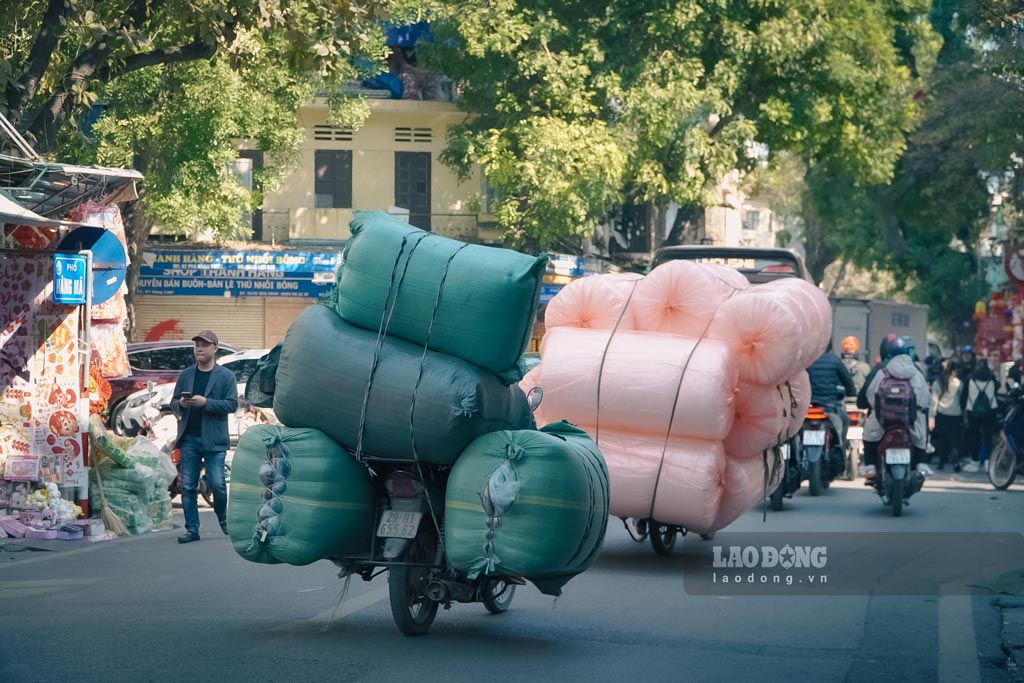 The latest fine for motorbike riders carrying bulky goods. Photo: Hong Diep