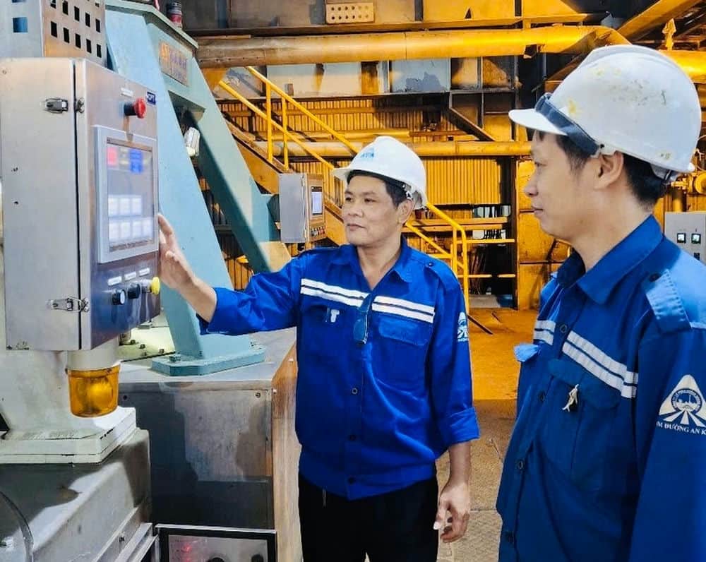 Mr. Tuan (left) and his colleagues research and create new technical initiatives. Photo: Thanh Tuan