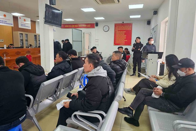 Người dân Hà Nội lại ùn ùn đi đổi giấy phép lái xe