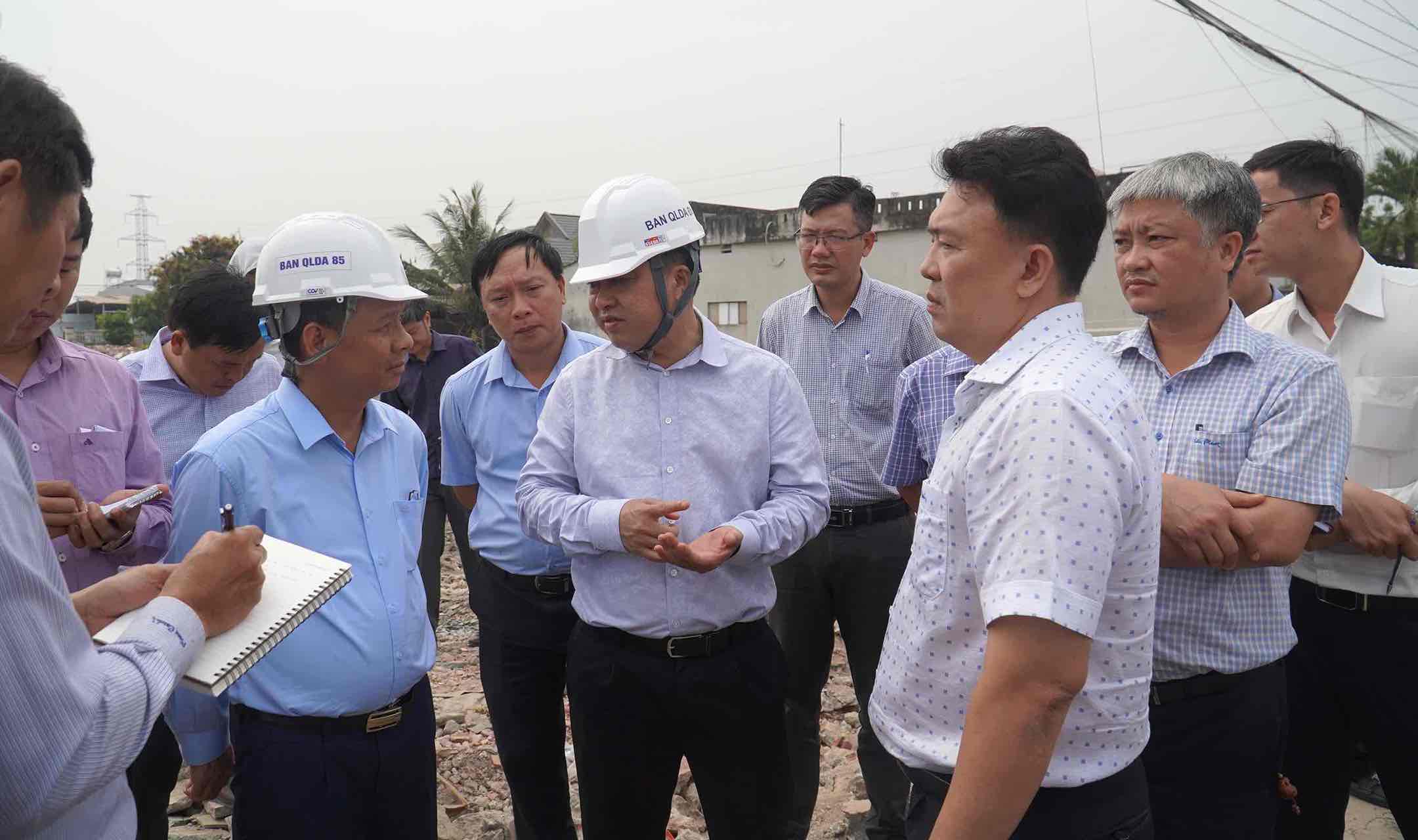 Dong Nai People's Committee checked the progress of project implementation of component 2 of Bien Hoa - Vung Tau Expressway dated 11.2.  Photo: HAC