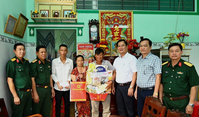 Thieu tuong Quach Van Nho, Pho Tu lenh Quan khu 9 tang qua cho gia dinh tan binh tai huyen Phuoc Long, Bac Lieu. Anh: Nhat Ho