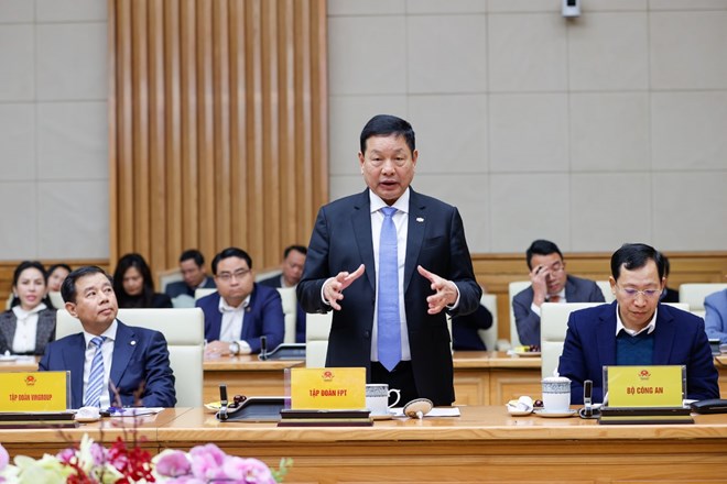 Mr. Truong Gia Binh - Chairman of the Board of Directors of FPT Corporation suggested that AI could be included in the training programs of all education systems as soon as possible. Photo: VGP/Nhat Bac