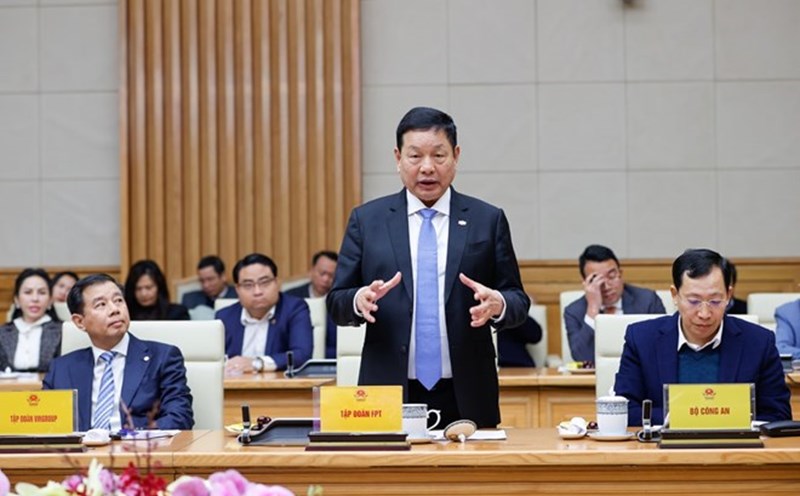 Mr. Truong Gia Binh - Chairman of the Board of Directors of FPT Corporation suggested that AI could be included in the training programs of all education systems as soon as possible. Photo: VGP/Nhat Bac