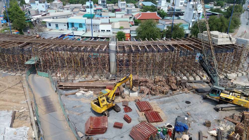 Cac nhanh cau vuot cung dang duoc trien khai thi cong dong loat. Ảnh: Anh Tu