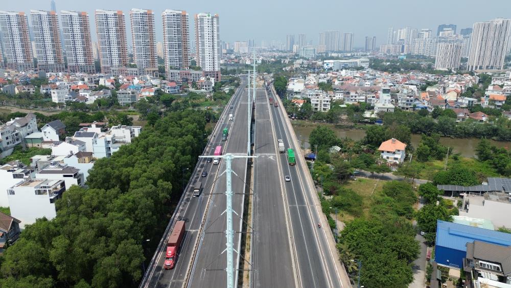    Cau Giong Ong To 2 cung da hoan thien. Tuy nhien ca 2 cay cau van chua duoc su dung vi cho ket noi voi cac hang muc khac. Ảnh: Anh Tu 