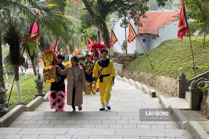 Many activities attract visitors at the Thuong Temple festival. Photo: Dinh Dai.
