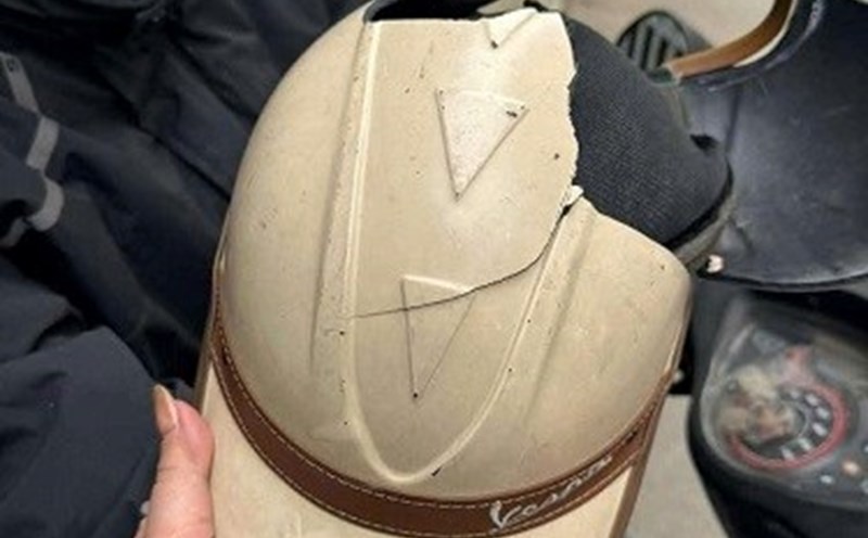 Shipper assaulted in Hanoi. Photo: Tien Dung