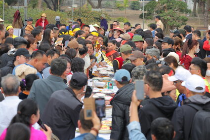 The rice cake pounding contest attracted many Hai Duong people to participate. Photo: Mai Huong