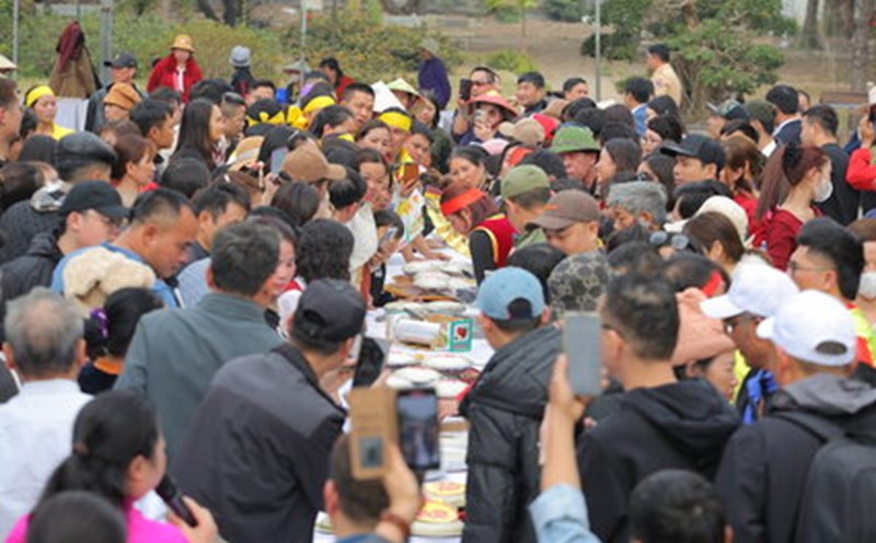 The rice cake pounding contest attracted many Hai Duong people to participate. Photo: Mai Huong