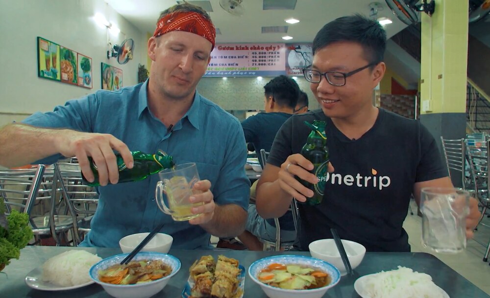 Nam vlogger tiet lo minh tung hup het nuoc mam vi cho rang do la canh an kem. Anh: Chup man hinh