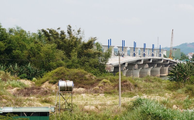 The Tra Khuc River downstream dam project is one of the key projects of Quang Ngai province, started in July 2019, expected to be completed in 2021, but to this day it has not been completed. Photo: Vien Nguyen.