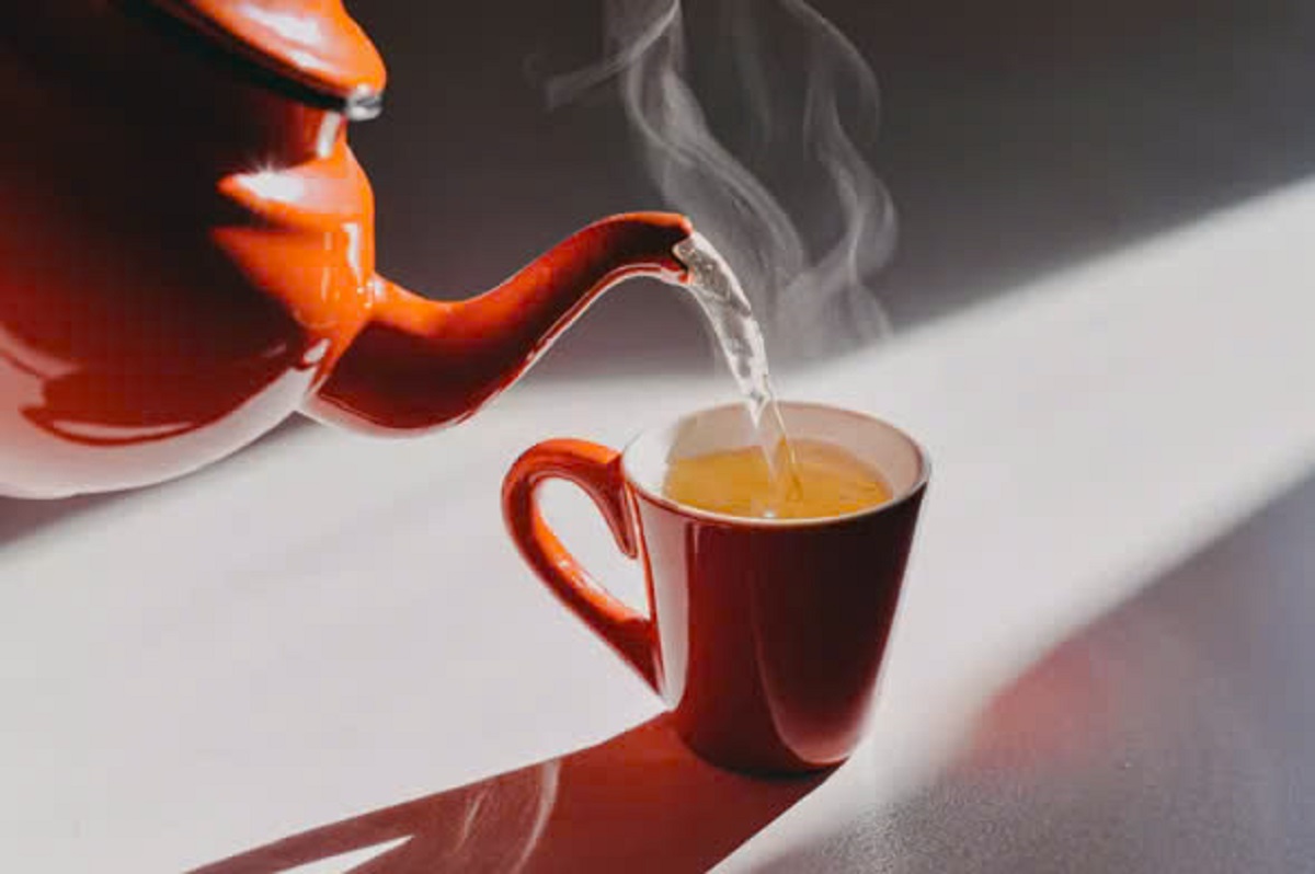 To maintain a healthy liver and an efficient digestive system, maintaining 5 morning habits such as drinking warm water, doing light exercise, drinking herbal tea, etc. will bring many benefits. Photo: EatingWell.