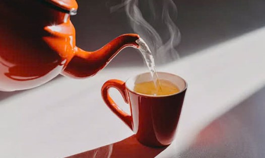 Để duy trì một lá gan khỏe mạnh và hệ tiêu hóa hoạt động hiệu quả, việc duy trì 5 thói quen buổi sáng như uống nước ấm, tập thể dục nhẹ, uống trà thảo dược,... sẽ mang lại nhiều lợi ích. Ảnh: EatingWell.