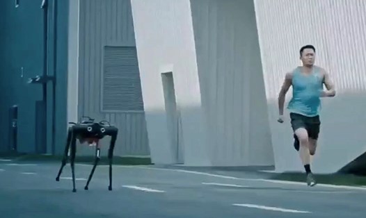 Robot Black Panther chạy đua với vận động viên điền kinh. Ảnh: Xinhua