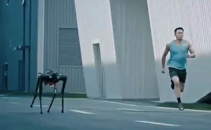 Black Panther robot races with human athletes. Photo: Xinhua