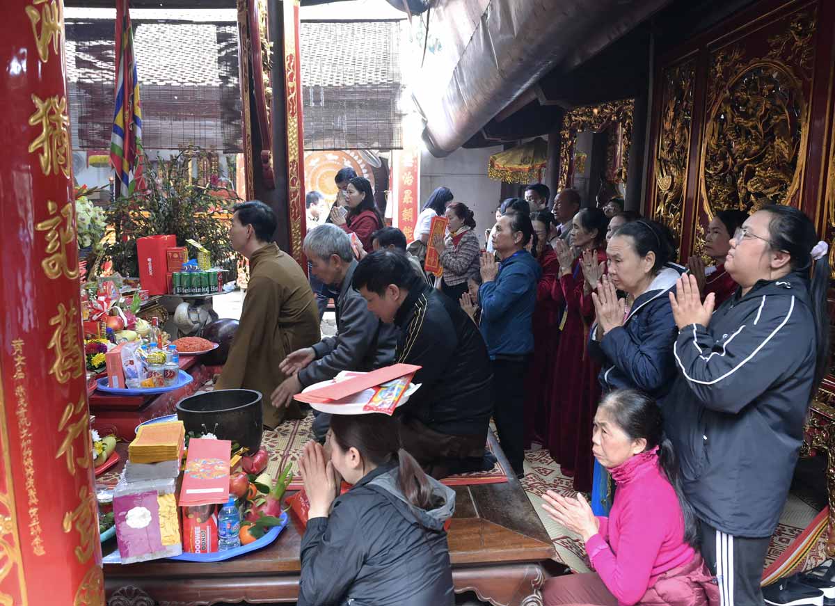 Inside Tran Nam Dinh Temple, there were many people offering incense before the opening ceremony. Photo: Luong Ha