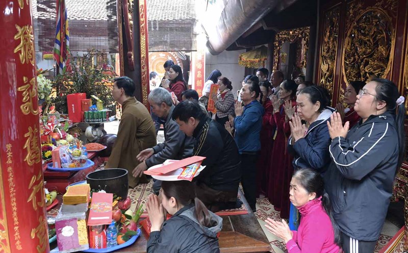 Inside Tran Nam Dinh Temple, there were many people offering incense before the opening ceremony. Photo: Luong Ha
