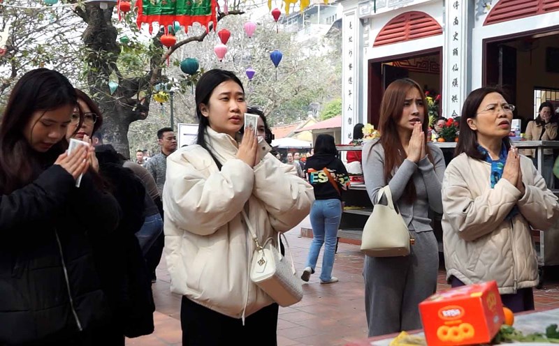 Tay Ho Temple is crowded with visitors before the full moon of January